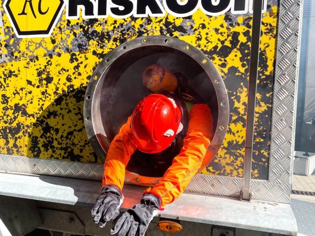 confined space and rescue www.riskcon.pl przestrzenie zamkniete 05 640x480 - Praktyczne szkolenia praca w przestrzeniach zamkniętych