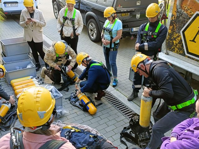 confined space and rescue www.riskcon.pl przestrzenie zamkniete 17 640x480 - Praktyczne szkolenia praca w przestrzeniach zamkniętych